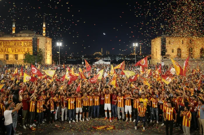 Aslanın Kupayla Taçlanan Büyük Gece Coşkusu